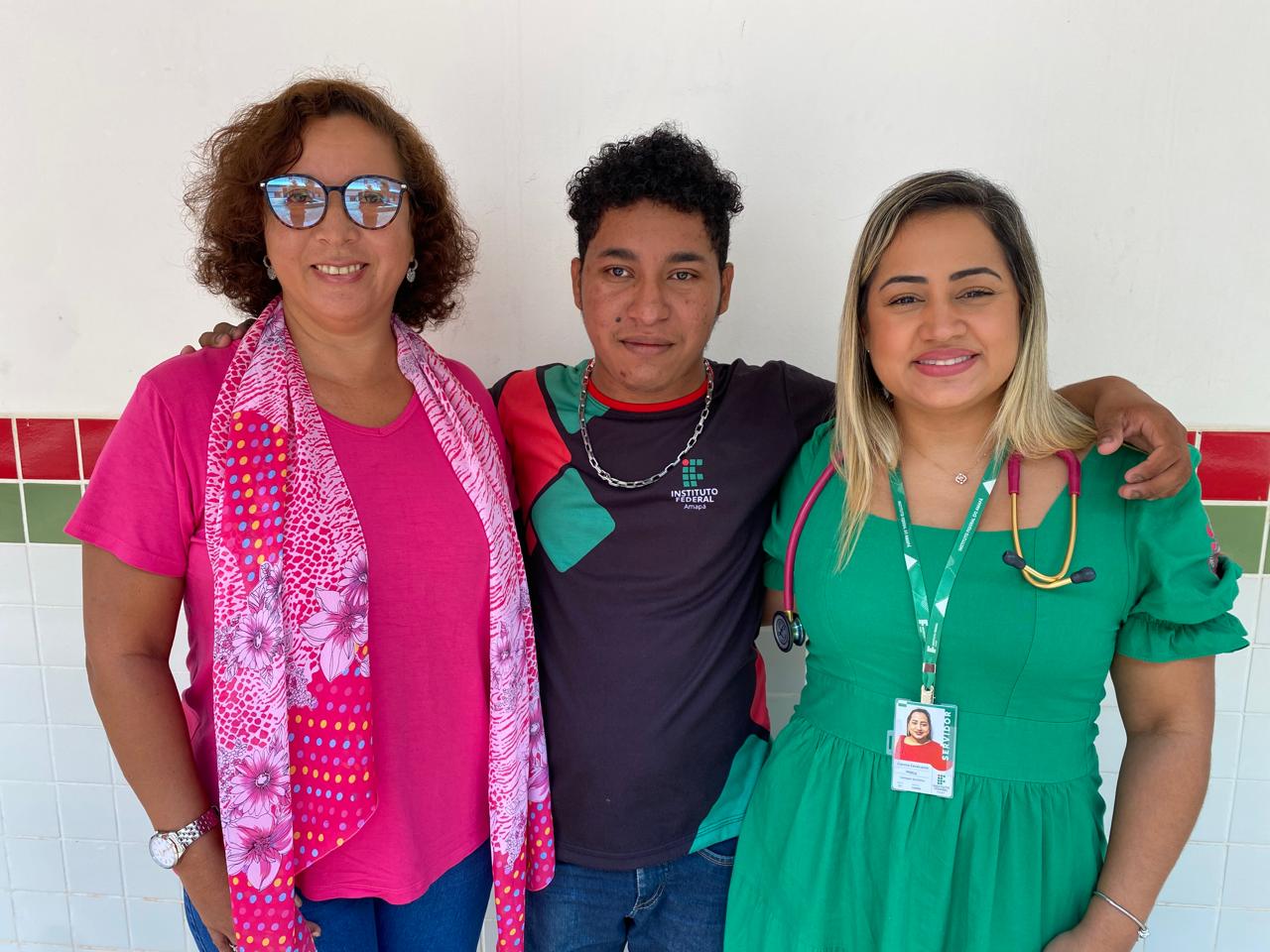 Breno Lorran com a psicóloga Carmem Tavares e a médica Aiannia Cavalcante