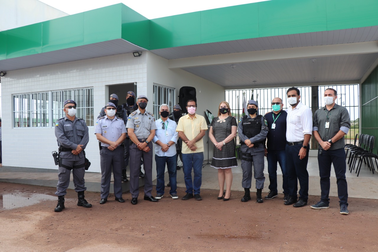 Reitoria e convidados em frente ao posto de apoio policial do campus Macapá