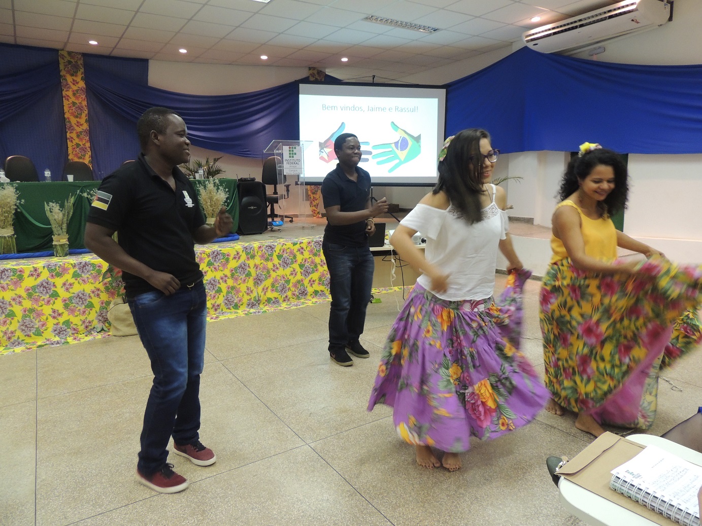 Moçambicanos dançam com professoras