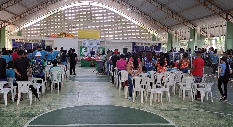 Centenas de estudantes, professores e demais pessoas da comunidade participaram da audiência