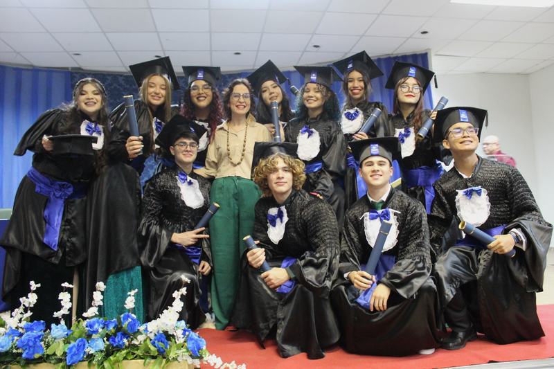 Estudantes concluintes do curso Técnico em Comércio Exterior com a professora homenageada, Ana Carolina Pedrada