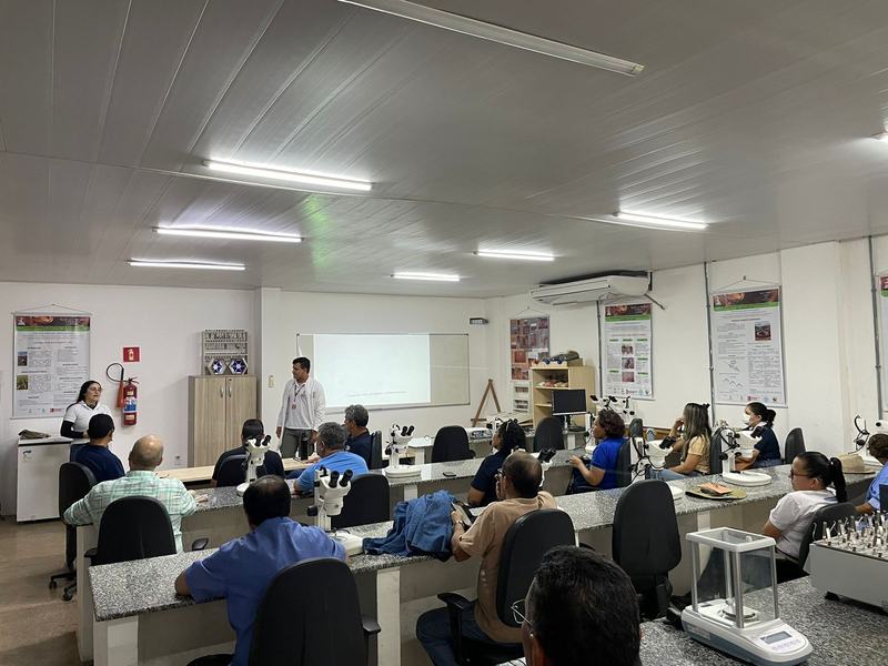 Nos laboratórios, foram apresentadas as pesquisas em andamento no Campus