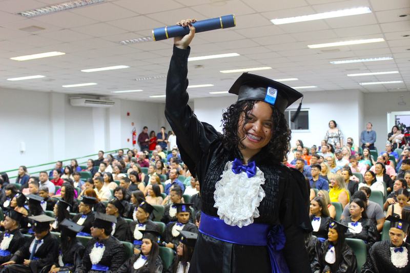 Estudante da turma de 2020 do curso Técnico em Marketing comemora a formatura