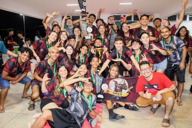 Estudantes comemoram o bicampeonato conquistado com a obtenção do maior índice de pontuação na classificação final