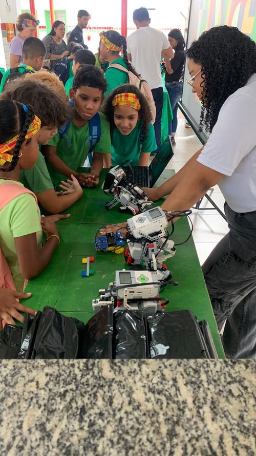 Estudantes participam de oficina de robótica e jovens expressam a valorização das culturas locais com pinturas corporais e adereços tradicionais